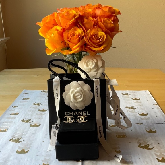 ⭐️ CHANEL CC EARRINGS WITH STARS ⭐️ NWT ⭐️ - Picture 3 of 16